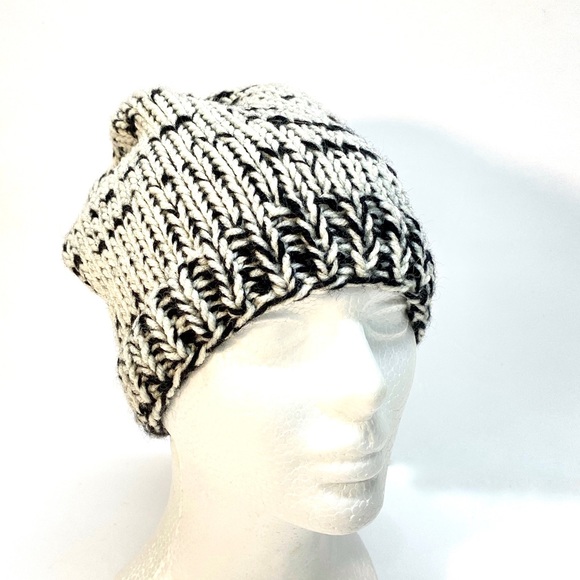 NWT Hand Knit Ponytail/Messy Bun Beanie Hat in Black & White One Size Fits Most - Picture 1 of 4